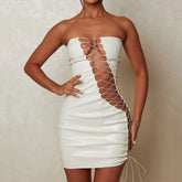 Sinnliches, trägerloses, figurbetontes Club-Minikleid mit Schnürung und Cut-Outs - Weiß